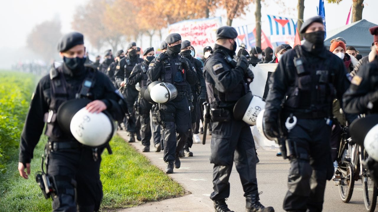 Polizisten begleiten eine Demonstration gegen den Parteitag.