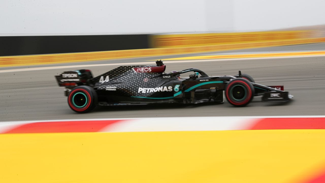 Lewis Hamilton startet in Bahrain von der Pole Position.