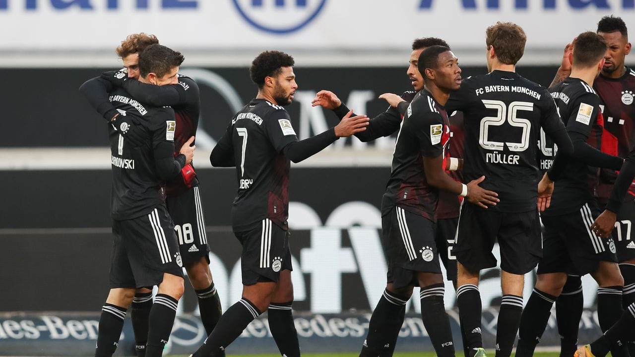 Die Bayern drehten die Partie in Stuttgart und bleiben an der Tabellenspitze.