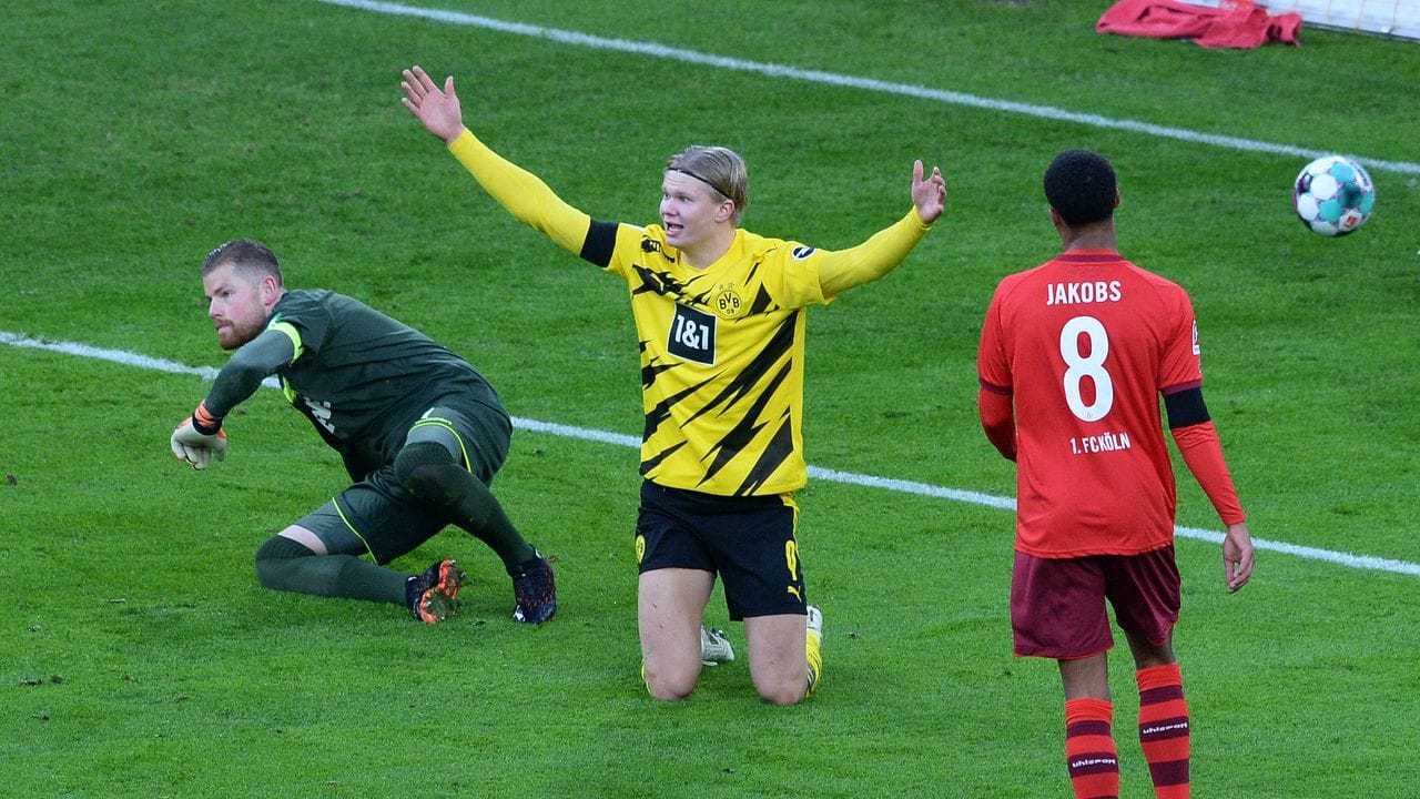 Dortmunds Top-Stürmer Erling Haaland (M) blieb bei der Niederlage gegen Köln glücklos.