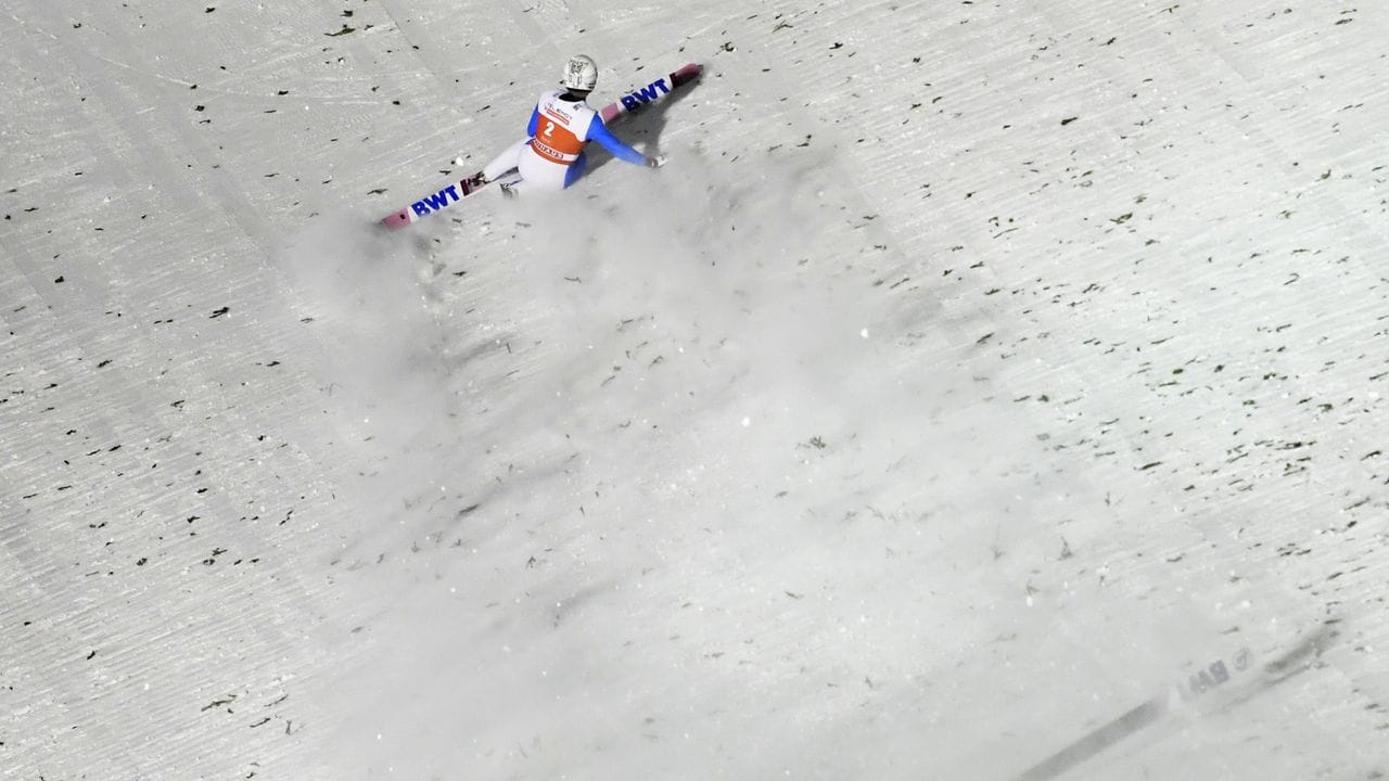 Skiflug-Weltmeister Daniel Andre Tande hat sich bei seinem Sturz am Knie verletzt.