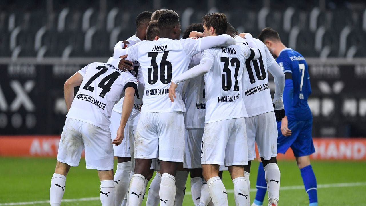 Borussia Mönchengladbach hält durch den Sieg gegen Schalke Anschluss an die internationalen Plätze.