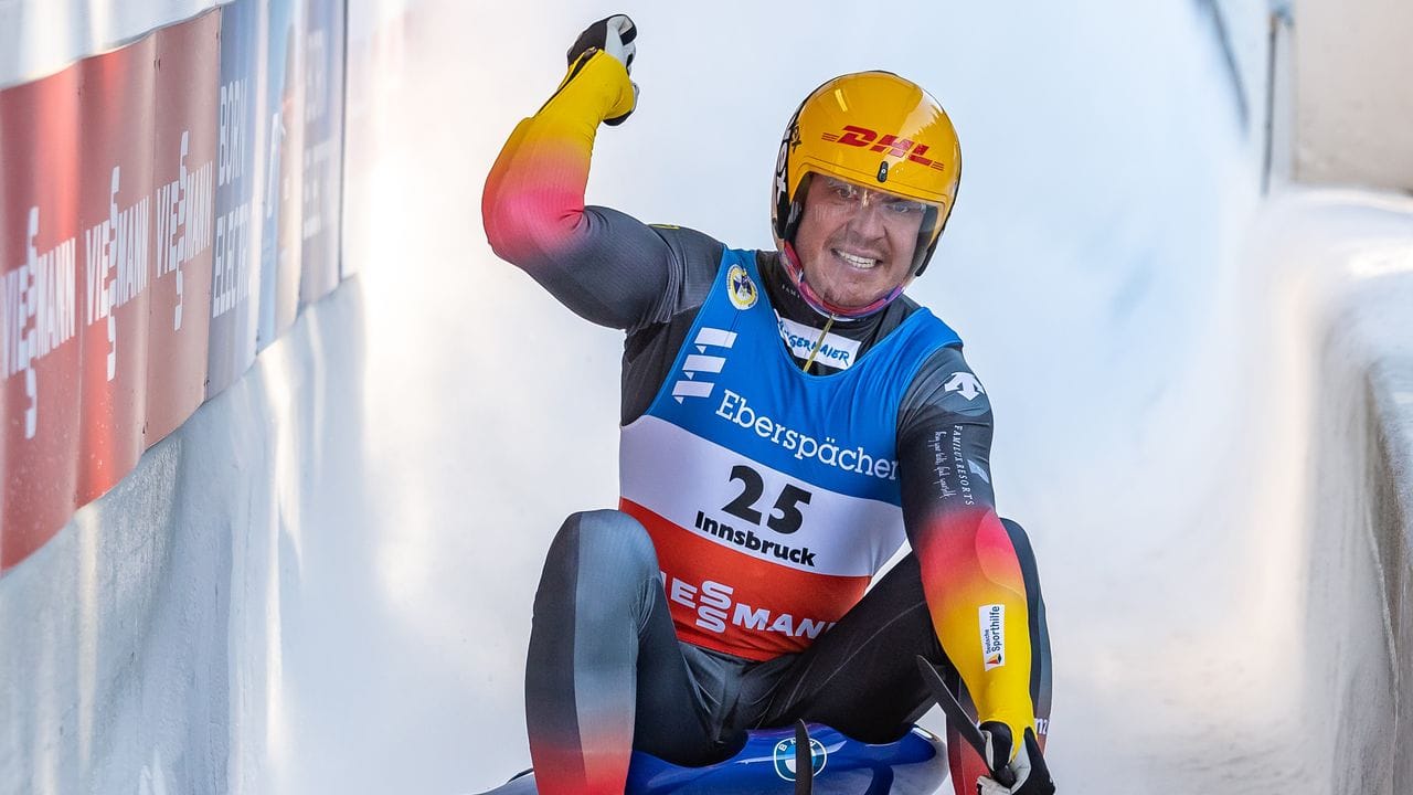 Felix Loch jubelt über seinen Sieg in Innsbruck.