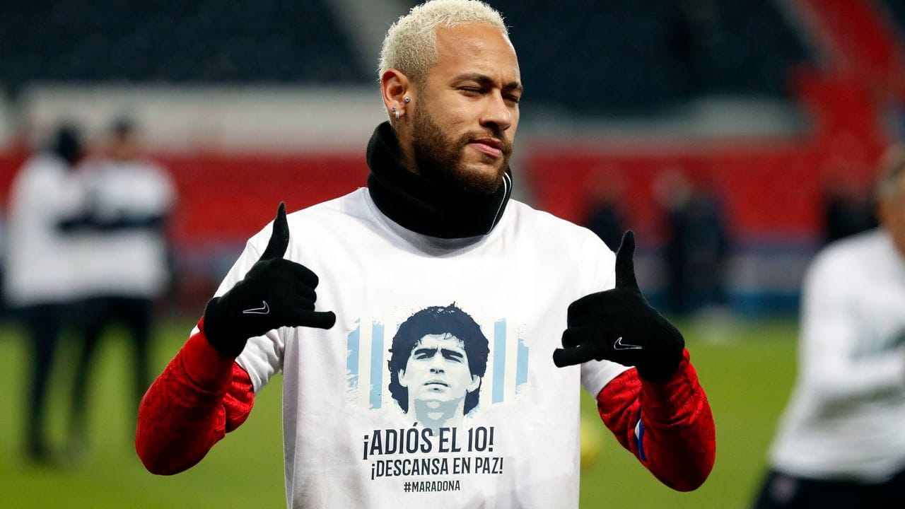 PSG-Superstar Neymar trug ein T-Shirt mit einem Foto von Diego Maradona. PSG-Superstar Neymar trug ein T-Shirt mit einem Foto von Diego Maradona.