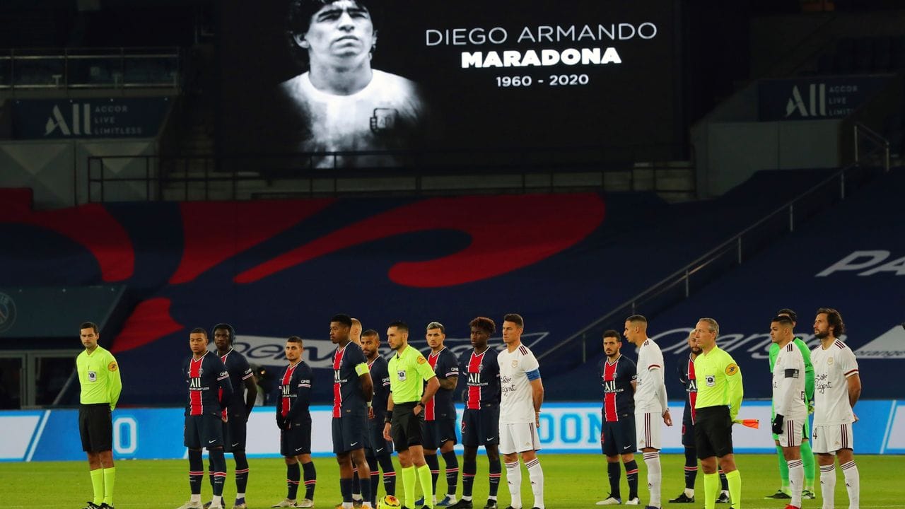 Auch vor der Partie von Paris Saint-Germain gegen Girondins Bordeaux wurde an Diego Maradona erinnert. Auch vor der Partie von Paris Saint-Germain gegen Girondins Bordeaux wurde an Diego Maradona erinnert.