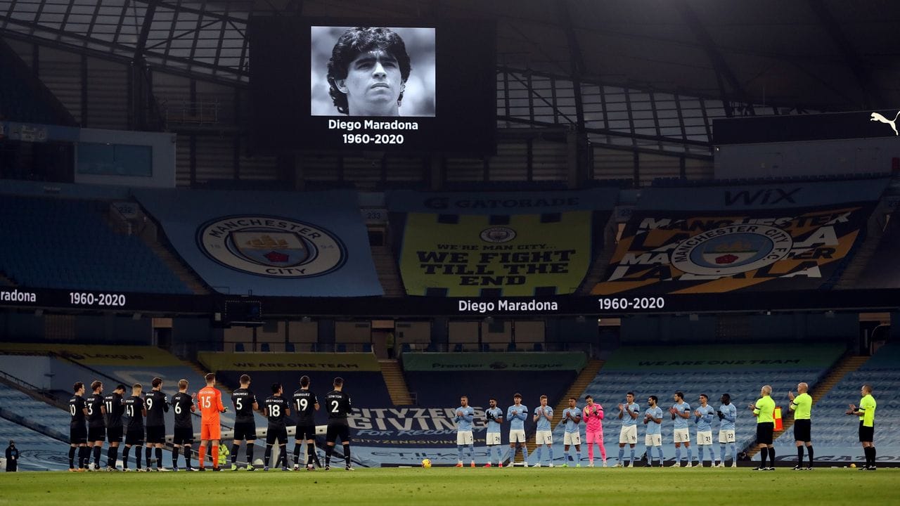 Auch vor dem Spiel von Manchester City gegen den FC Burnley gab es eine Schweigeminute für Diego Maradona. Auch vor dem Spiel von Manchester City gegen den FC Burnley gab es eine Schweigeminute für Diego Maradona.