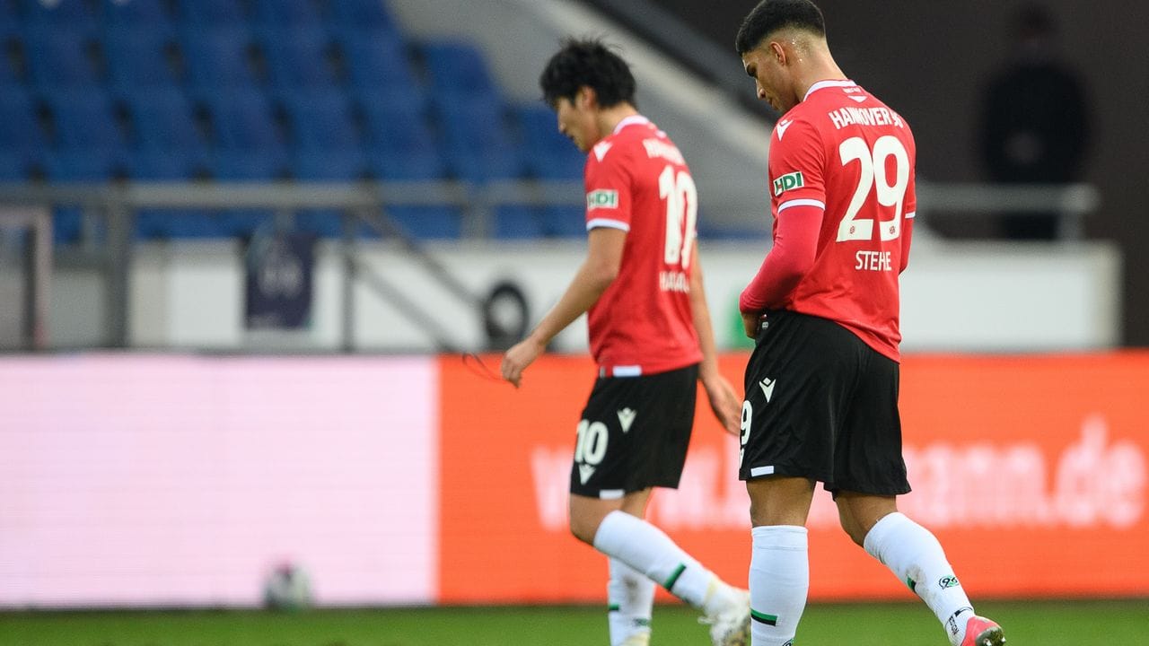 Hannover 96 hat wieder verloren: Simon Stehle (r) und Genki Haraguchi gehen nach dem Spiel vom Feld.