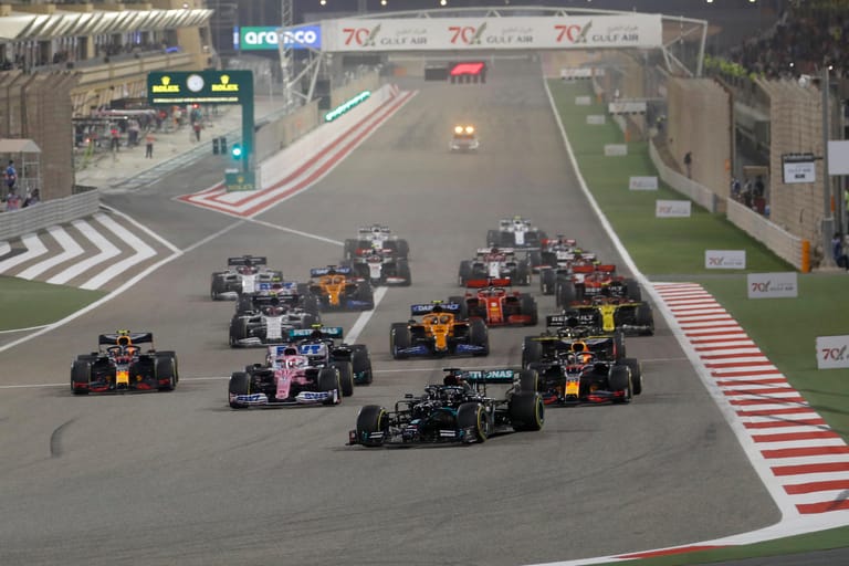 Hier schien noch alles in Ordnung: Das Fahrerfeld beim Start in Bahrain.