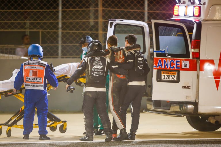 Wie durch ein Wunder überstand Grosjean den Horror-Crash fast unbeschadet. Hier wird er sichtlich mitgenommen von Rettungskräften zum Krankenwagen gebracht.