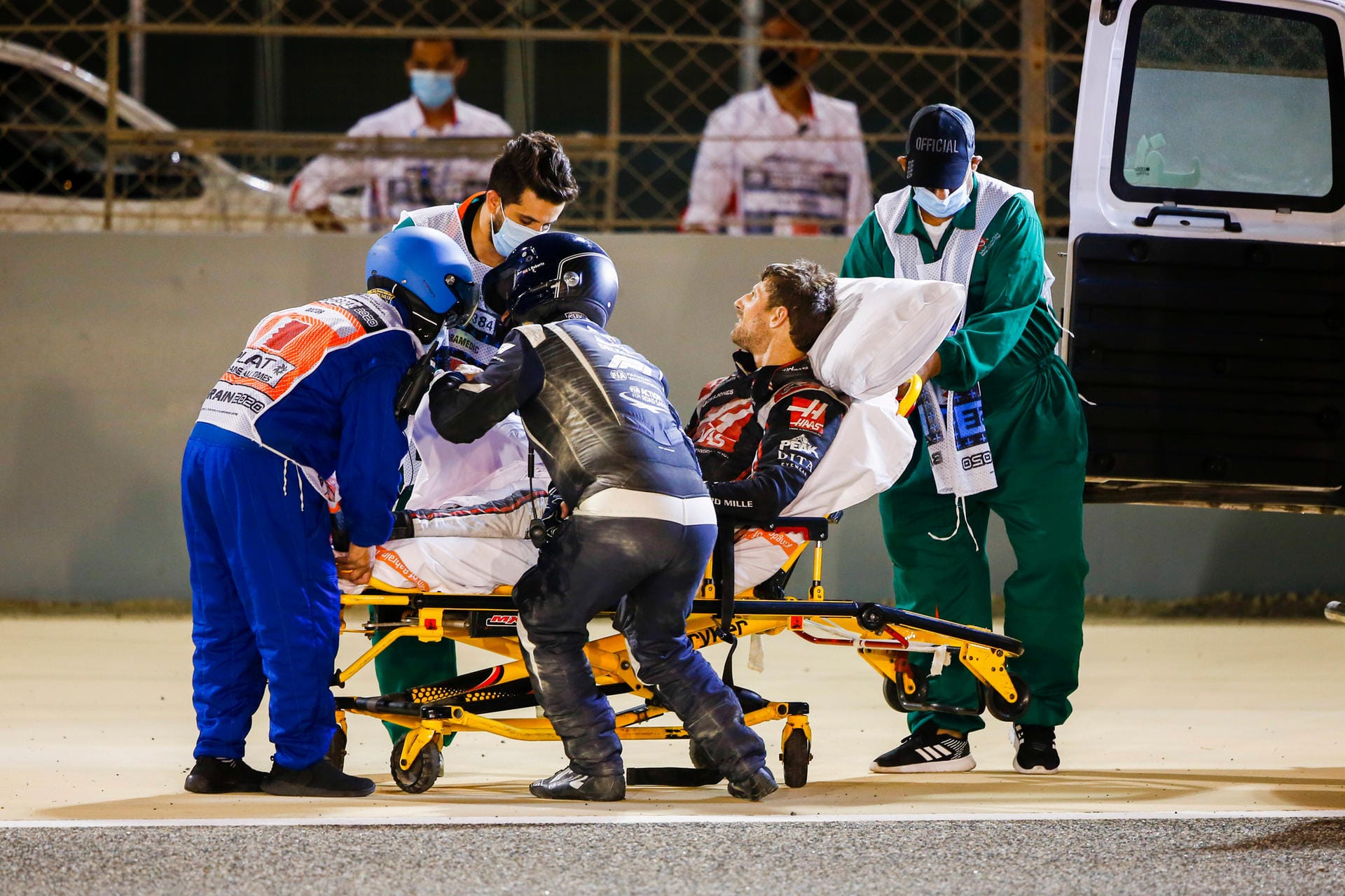 Haas-Teamchef Günther Steiner konnte schnell für Klarheit sorgen: Es gehe Grosjean weitgehend gut. "Das war Glück im Unglück – und auch viel Einsatz von den Rettungsleuten."