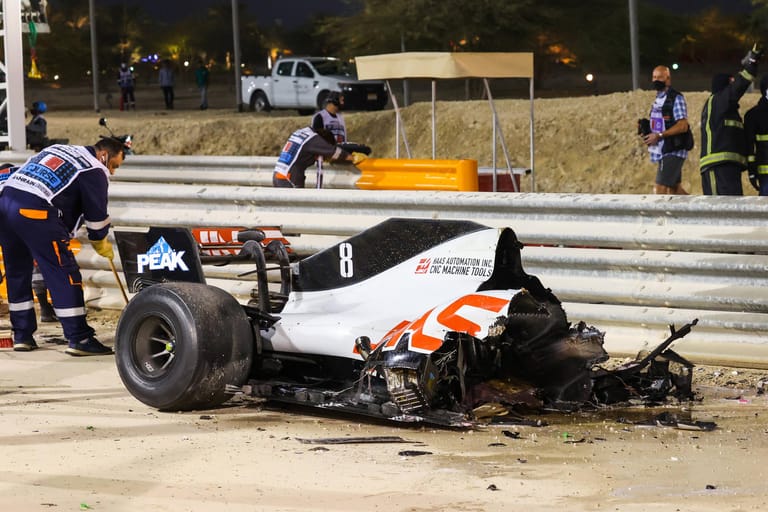 Grosjeans Haas-Boliden zerriss es beim Crash direkt in zwei Teile.
