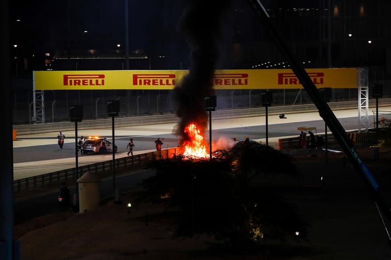 Dann aber plötzlich eine heftige Flammenentwicklung: Haas-Pilot Romain Grosjean crashte in die Leitplanke.