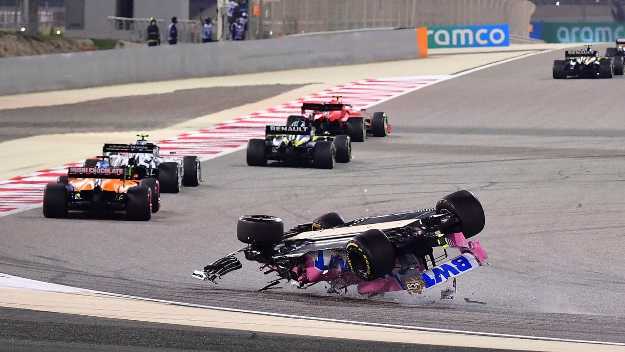 Nach dem schweren Unfall von Romain Grosjean sorgte ein Überschlag von Lance Stroll für eine weitere Unterbrechung.