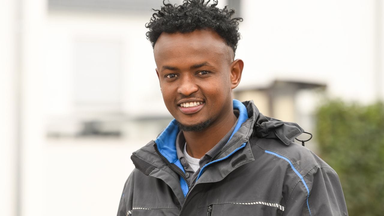 Ahmed Roble wurde in Somalia geboren und kam als Flüchtling nach Deutschland, wo er eine Ausbildung zum Rollladen- und Sonnenschutzmechatroniker absolviert hat.