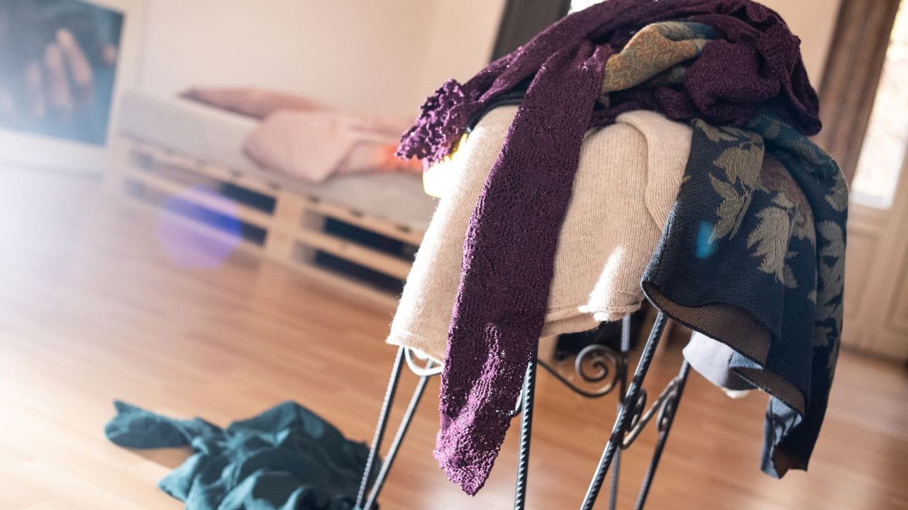 Ein hohes Nervpotential haben Wäscheberge, die sich im Schlafzimmer ansammeln. Ein hohes Nervpotential haben Wäscheberge, die sich im Schlafzimmer ansammeln.