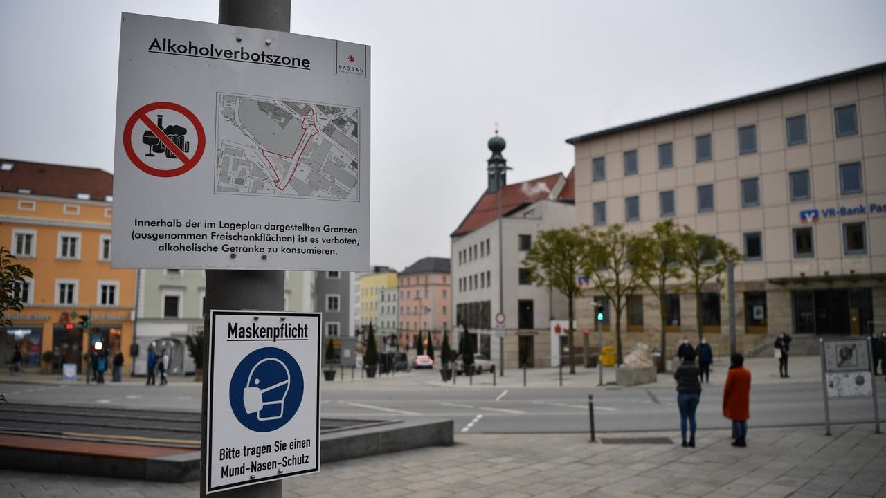 Schilder weisen am Ludwigsplatz auf die bestehende Alkoholverbotszone und die Maskenpflicht in Passau hin. Schilder weisen am Ludwigsplatz auf die bestehende Alkoholverbotszone und die Maskenpflicht in Passau hin.