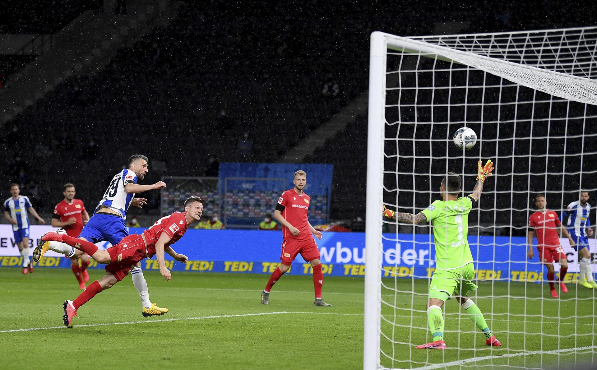 Hertha-Stürmer Vedad Ibisevic verwandelt einen Kopfball gegen Union: In der zweiten Halbzeit am 22. Mai 2020 drehen die Herthaner auf und treffen viermal.