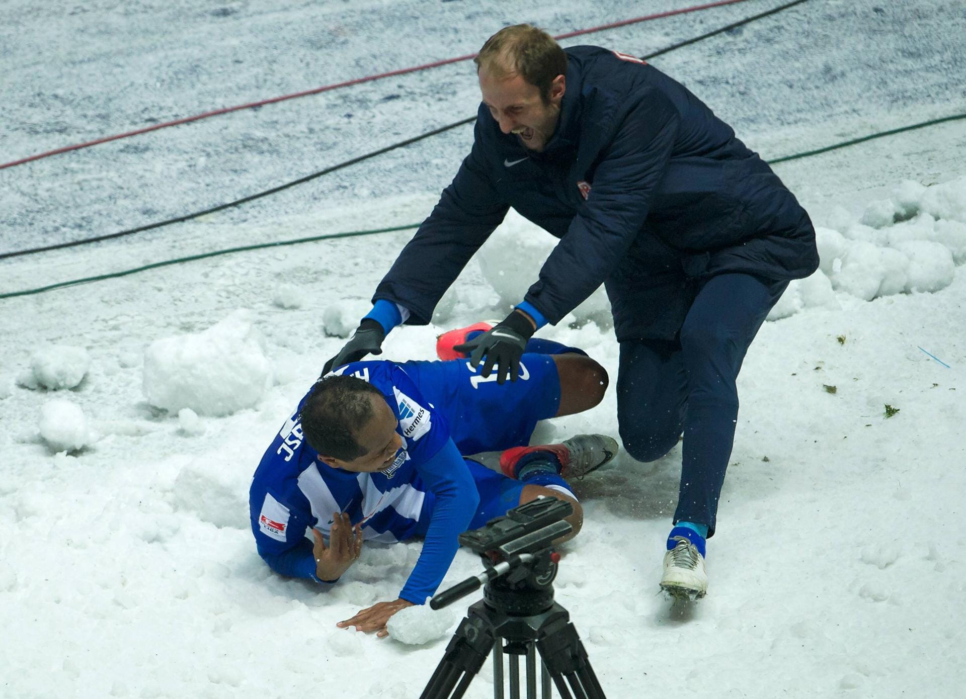 Nach seinem Ausgleichstor feiert "Ronny" zusammen mit Teamkollege Roman Hubník im Schnee: Ja, 2013 hat es in Berlin im Februar noch geschneit.