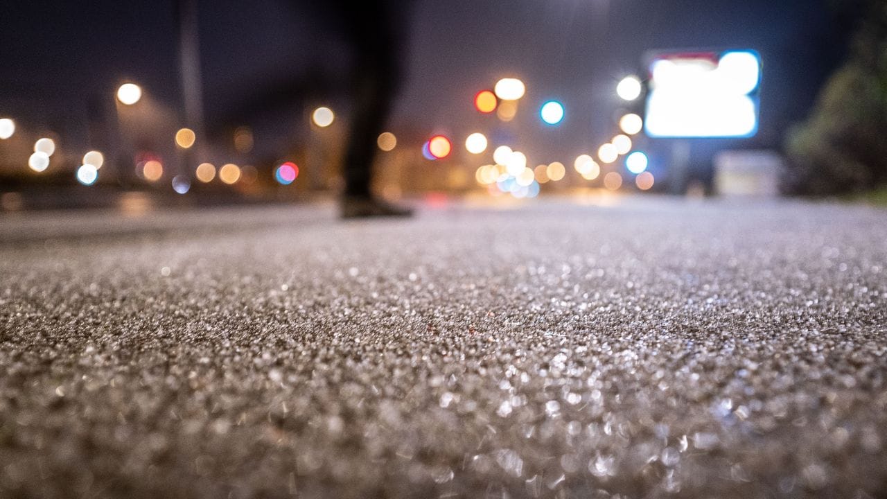 Eis und Graupel bedecken den Gehweh an einer Straßenkreuzung im Frankfurter Stadtteil Bornheim, nachdem bei Temperaturen rund um den Gefrierpunkt Regen einsetzte, der auf den eiskalten Oberflächen gefror.