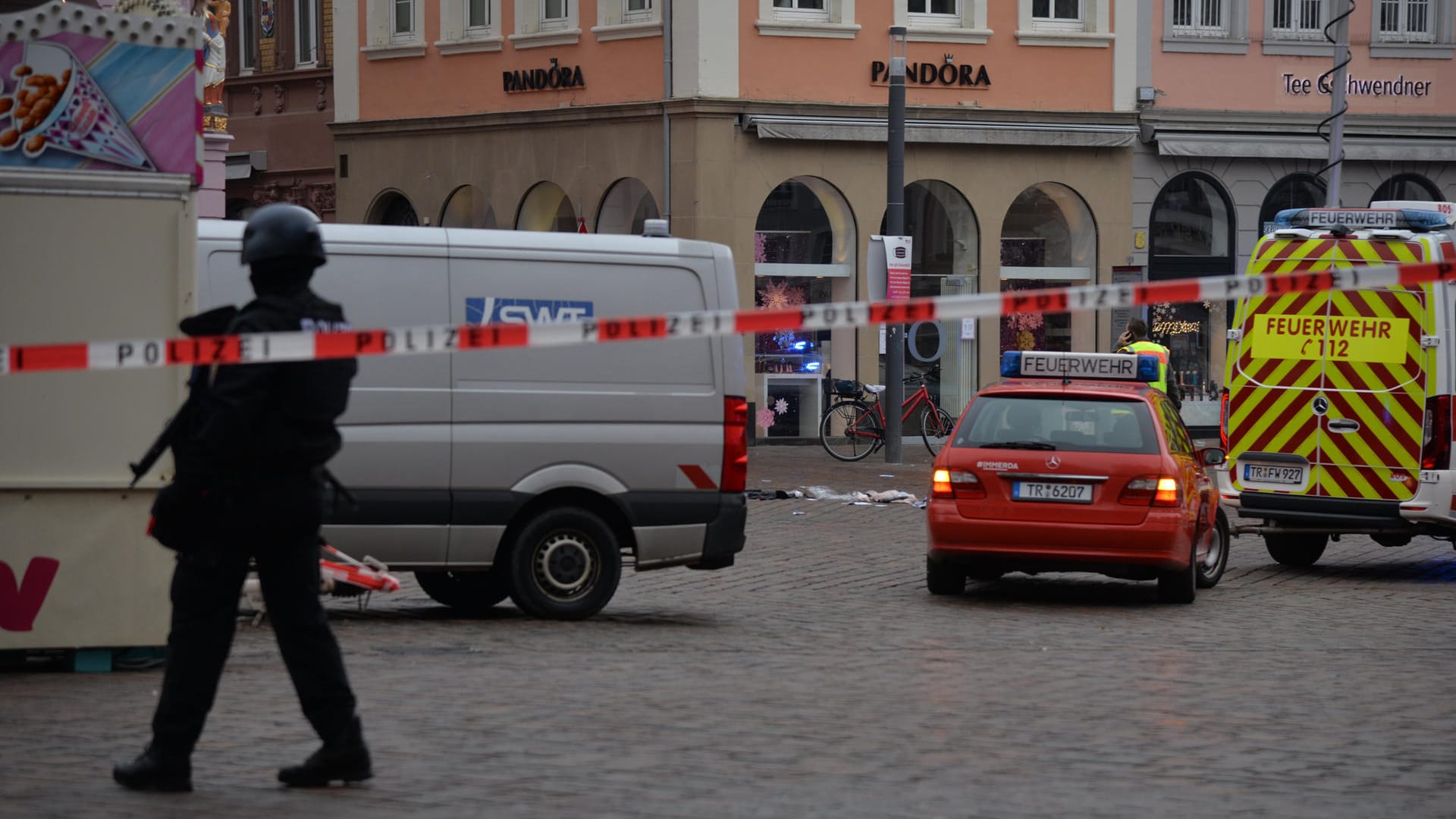 Einsatzkräfte riegelten die Innenstadt in der Folge weiträumig ab.