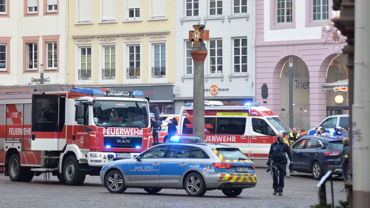 Einsatzkräfte von Polizei und Feuerwehr nahe der Fußgängerzone in Trier.
