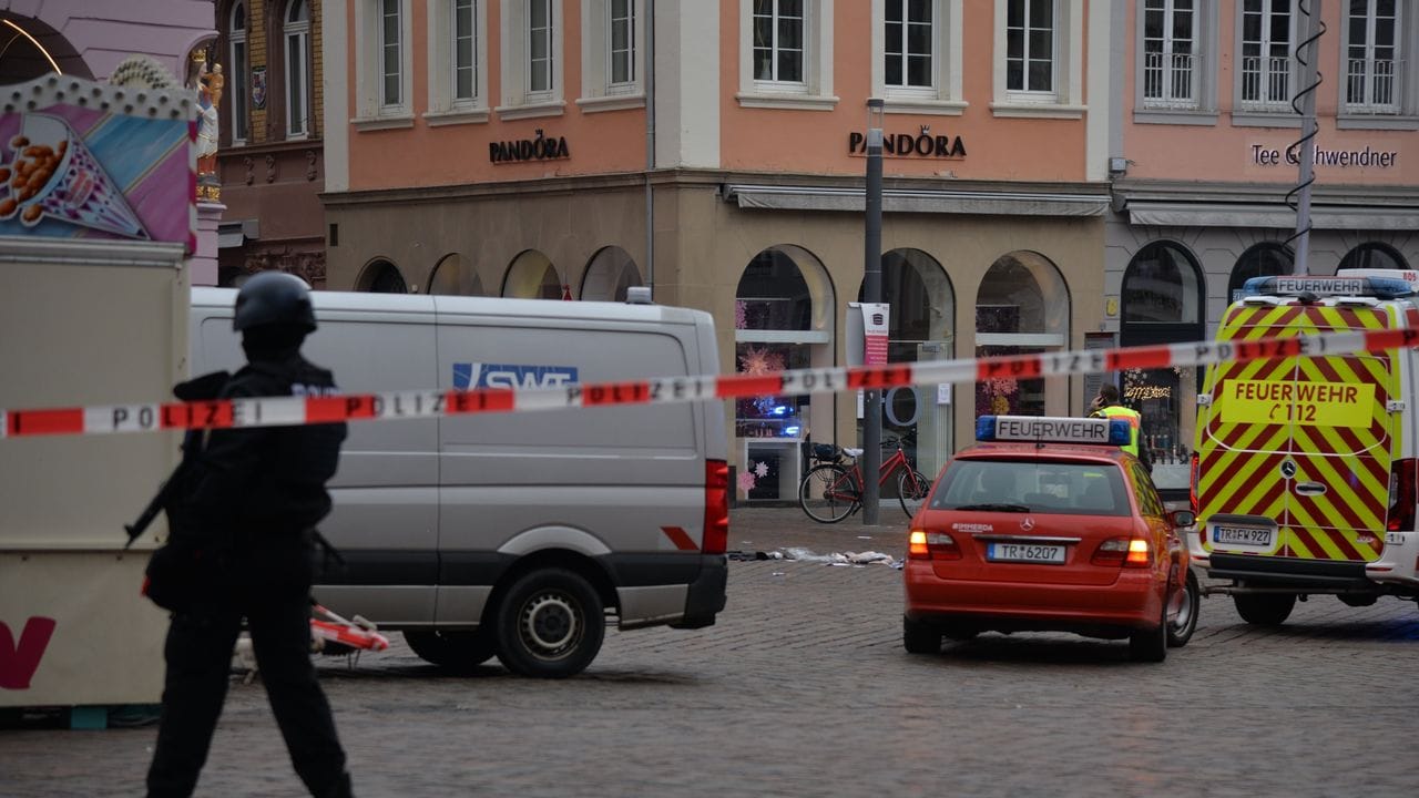 Die Polizei sichert den Tatort in der Innenstadt von Trier.