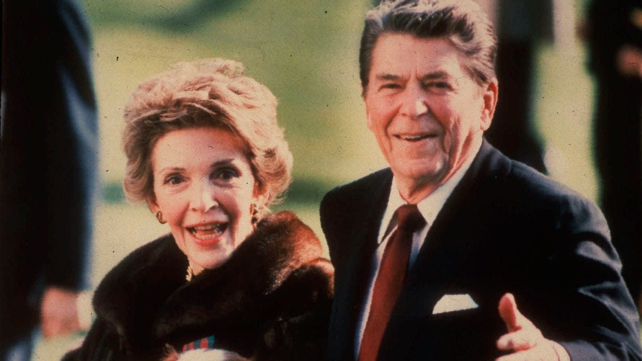 Die damalige First Lady Nancy Reagan mit dem Haustier der Reagans, Hund Rex.
