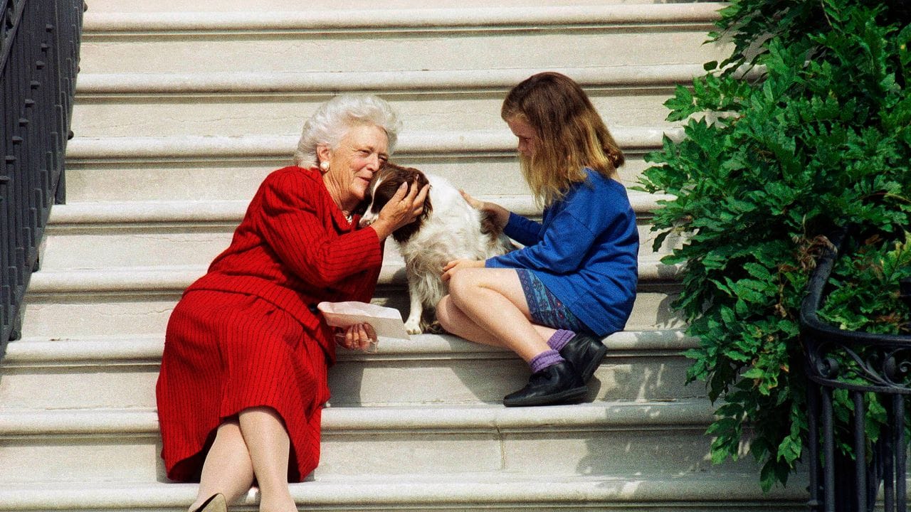 Die damalige First Lady Barbara Bush (l) 1991 mit ihrer Enkelin Barbara mit Hund Millie auf den Stufen des Weißen Hauses.