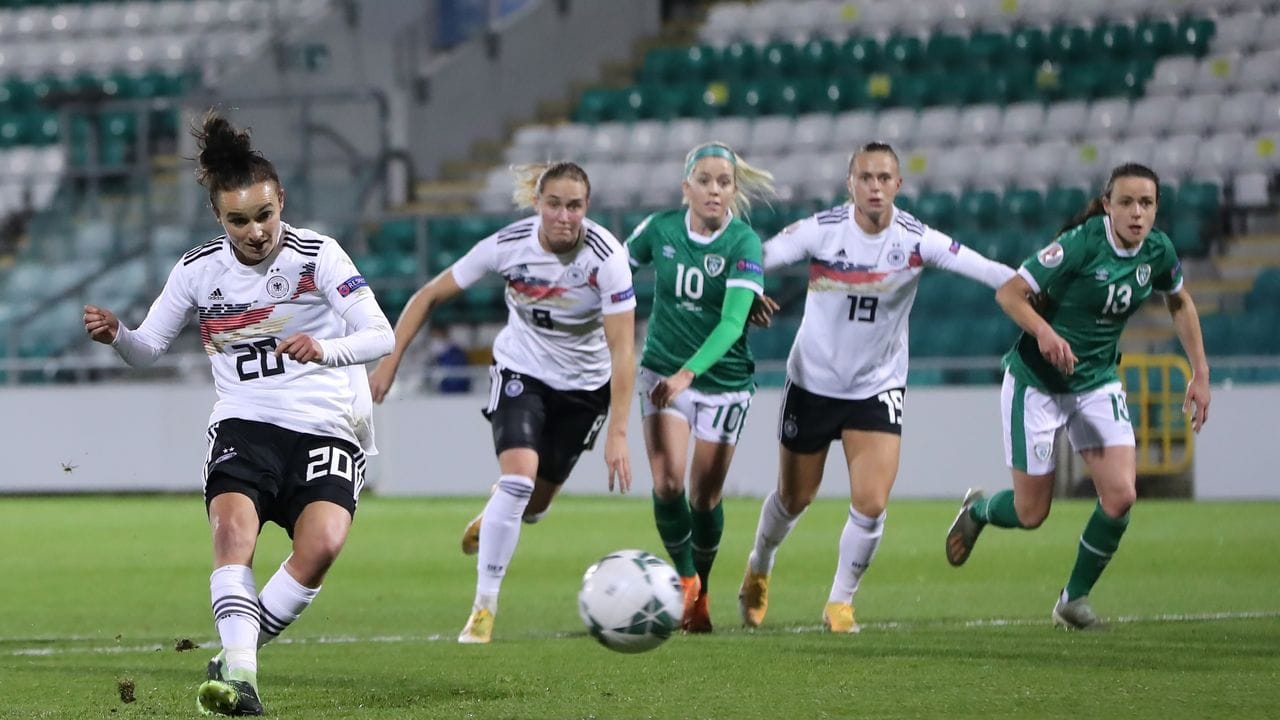 Lina Magull erzielt das 1:0 gegen Irland per Elfmeter.