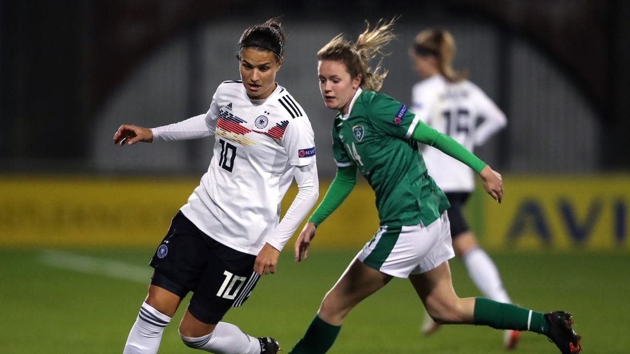Dzsenifer Marozsan (l) und die Irin Heather Payne kämpfen um den Ball. Dzsenifer Marozsan (l) und die Irin Heather Payne kämpfen um den Ball.