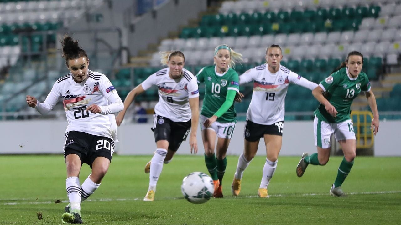 Lina Magull erzielt das 1:0 gegen Irland per Elfmeter. Lina Magull erzielt das 1:0 gegen Irland per Elfmeter.