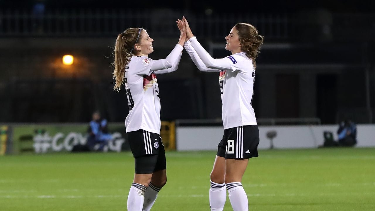 Tabea Wassmuth bejubelt ihr Tor zur 2:0-Führung gegen Irland mit Melanie Leupolz. Tabea Wassmuth bejubelt ihr Tor zur 2:0-Führung gegen Irland mit Melanie Leupolz.