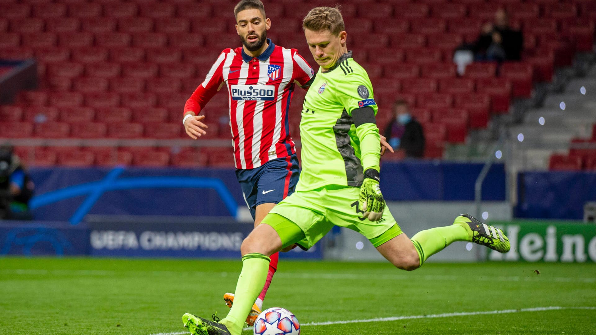 Alexander Nübel: Der Ex-Schalker gab sein Champions-League-Debüt für die Bayern. Wirkte im Vergleich zu Manuel Neuer sehr zurückhaltend und ruhig. Hatte trotz der Überlegenheit der Madrilenen kaum Gelegenheit, sich auszuzeichnen. Kurios: Bei Zuspielen rutschte der 24-Jährige wiederholt mit den Kickschuhen weg. Note 3