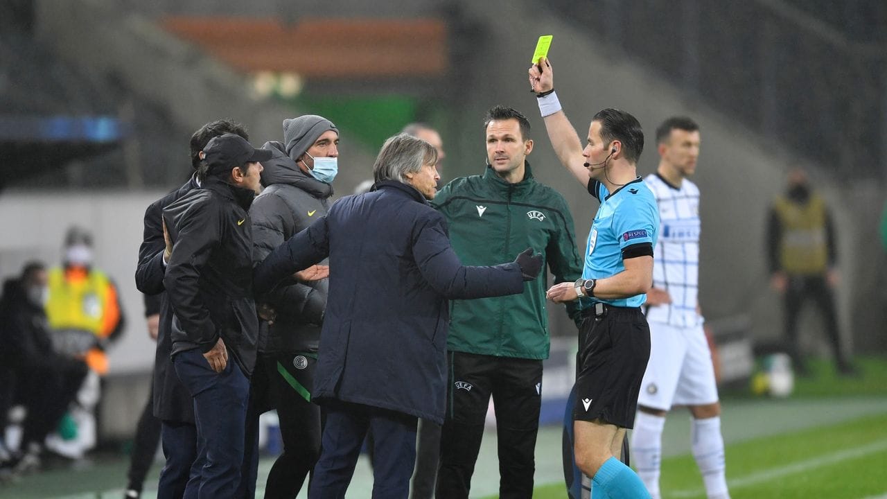 In einer hitzigen Schlussphase zeigt Schiedsrichter Danny Makkelie Mailands Trainer Antonio Conte (l) und Mönchengladbachs Trainer Marco Rose die Gelbe Karte.