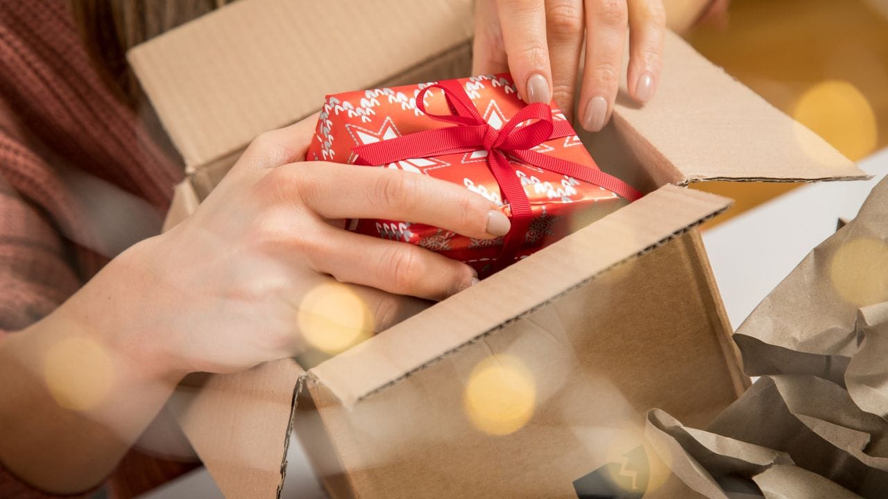 Beim Verpacken sollte das Geschenk besser gesichert werden - zum Beispiel, indem man den Versandkarton mit Papier polstert.