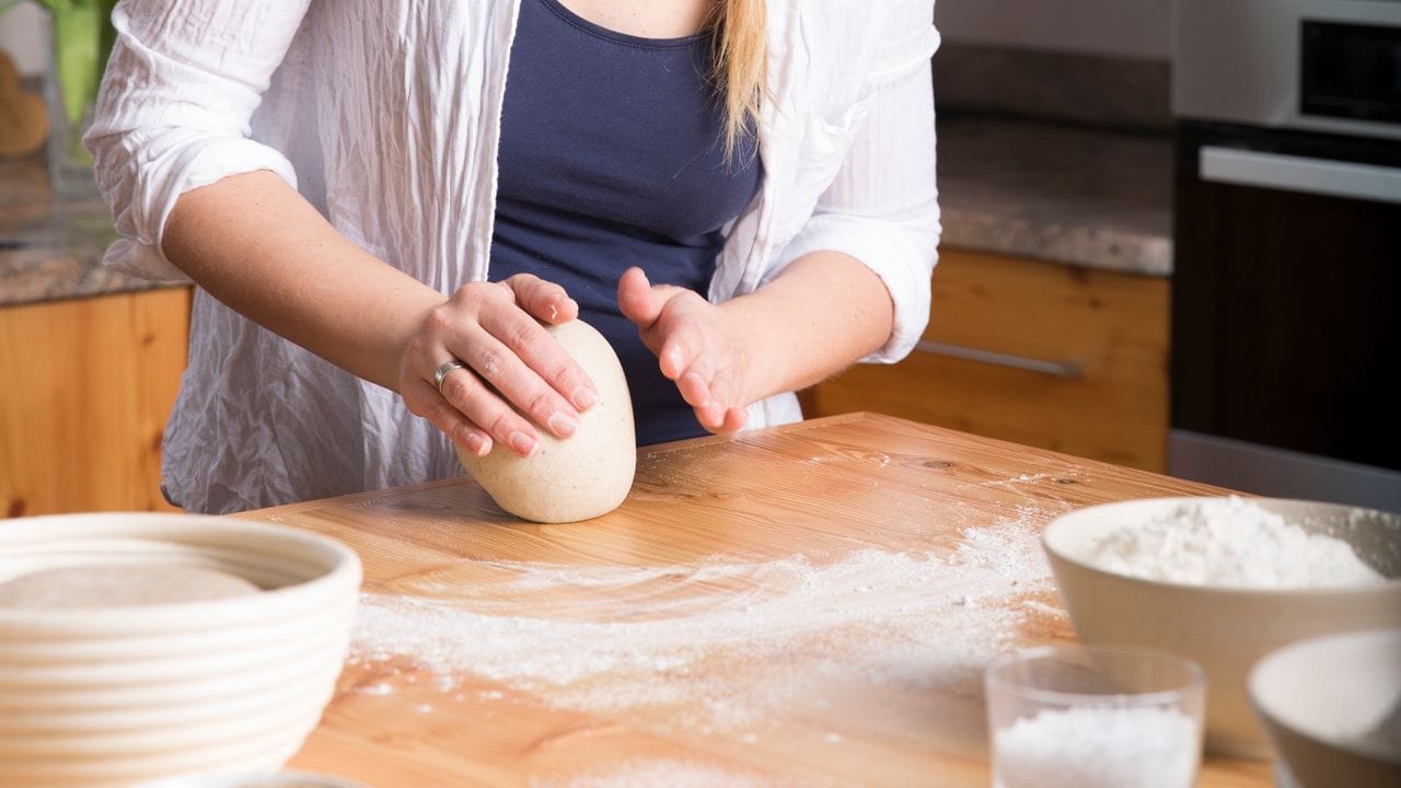 Christina Bauer ist Bäuerin auf dem Bramlhof im österreichischen Göriach und Autorin des Backbuches "Kinder backen mit Christina".