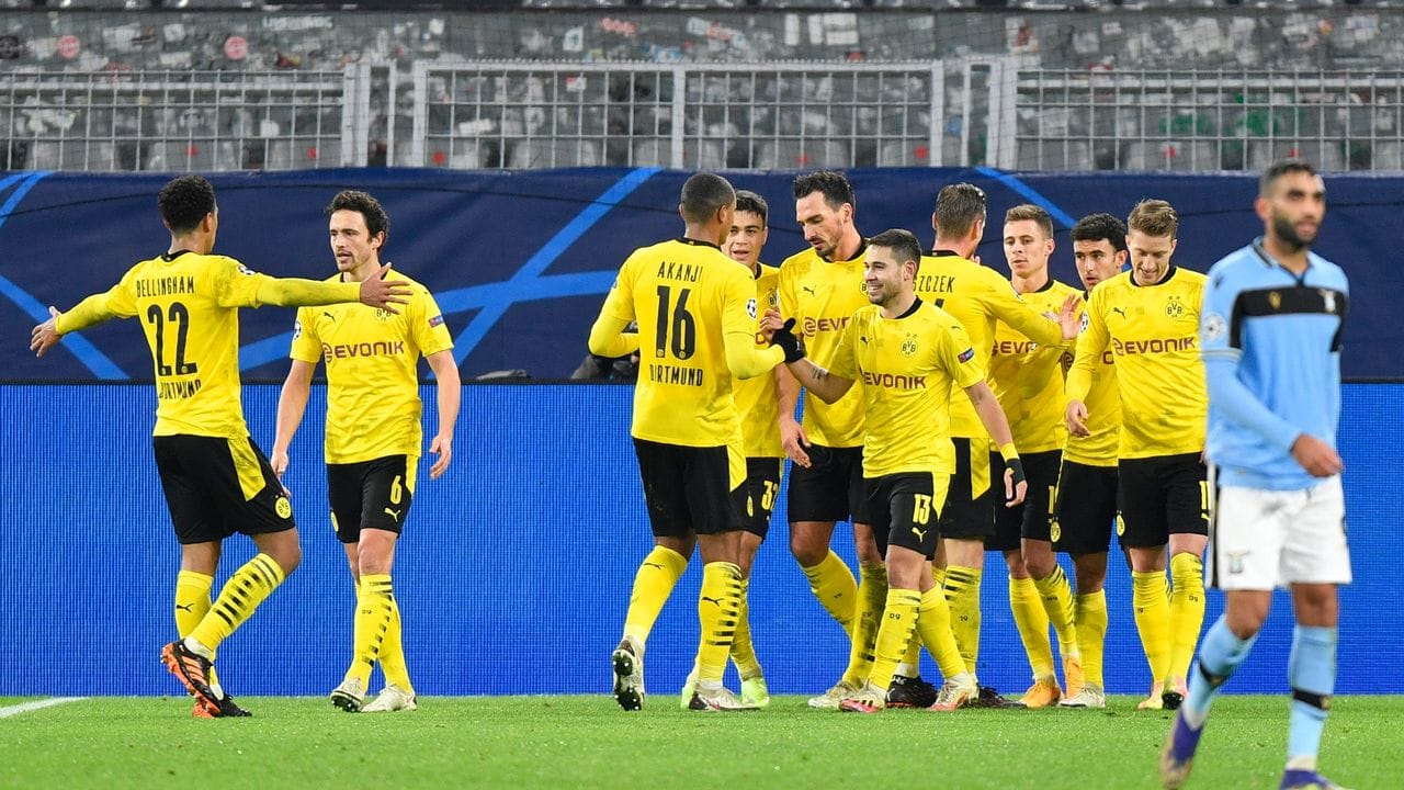 Dortmunds Raphael Guerreiro (M) bejubelt sein Tor zum 1:0 gegen Lazio Rom mit seinen Mannschaftskollegen.