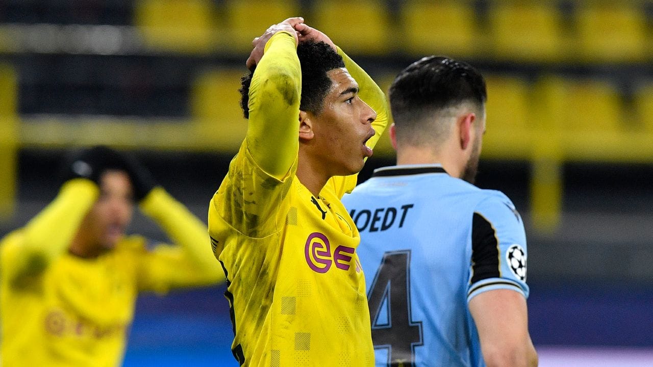 Dortmunds Jude Bellingham reagiert auf den Spielverlauf: Soeben wurde von Lazio Rom der Ausgleich geschafft. Dortmunds Jude Bellingham reagiert auf den Spielverlauf: Soeben wurde von Lazio Rom der Ausgleich geschafft.