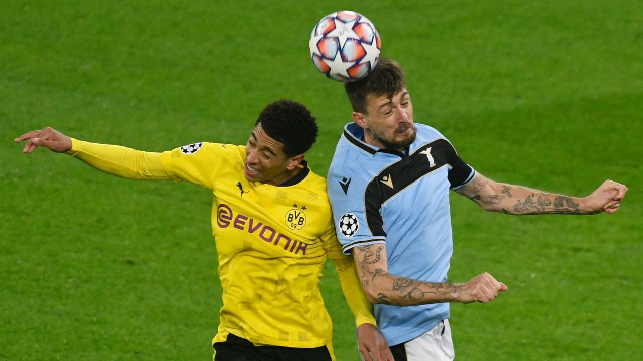 Jude Bellingham (l) vom BVB und Lazios Francesco Acerbi kämpfen um den Ball. Jude Bellingham (l) vom BVB und Lazios Francesco Acerbi kämpfen um den Ball.