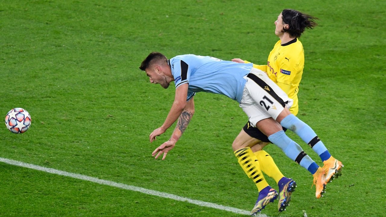 Dortmunds Nico Schulz (r) foult Lazio-Spieler Sergej Milinkovic-Savic. Dortmunds Nico Schulz (r) foult Lazio-Spieler Sergej Milinkovic-Savic.