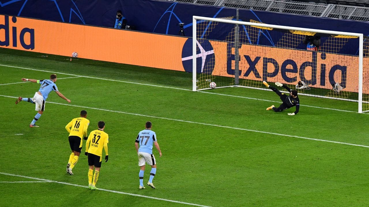 Lazios Ciro Immobile (l) trifft per Elfmeter zum 1:1 gegen Dortmunds Torwart Roman Bürki. Lazios Ciro Immobile (l) trifft per Elfmeter zum 1:1 gegen Dortmunds Torwart Roman Bürki.