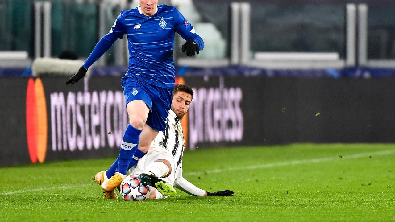 Viktor Tsyhankov (l) von Dynamo Kiew und Rodrigo Bentancur Juventus Turin kämpfen um den Ball.
