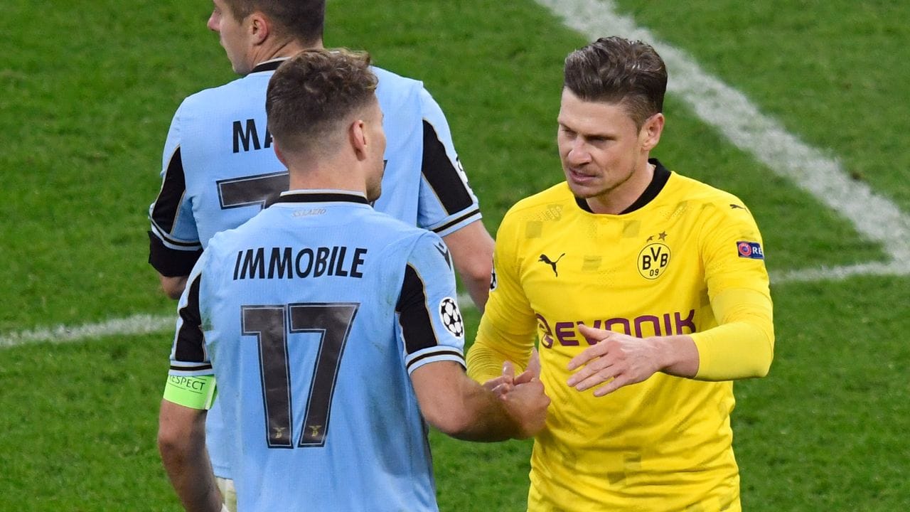 Lazios Ciro Immobile (l) und Dortmunds Lukasz Piszczek verabschieden sich nach dem Spiel.