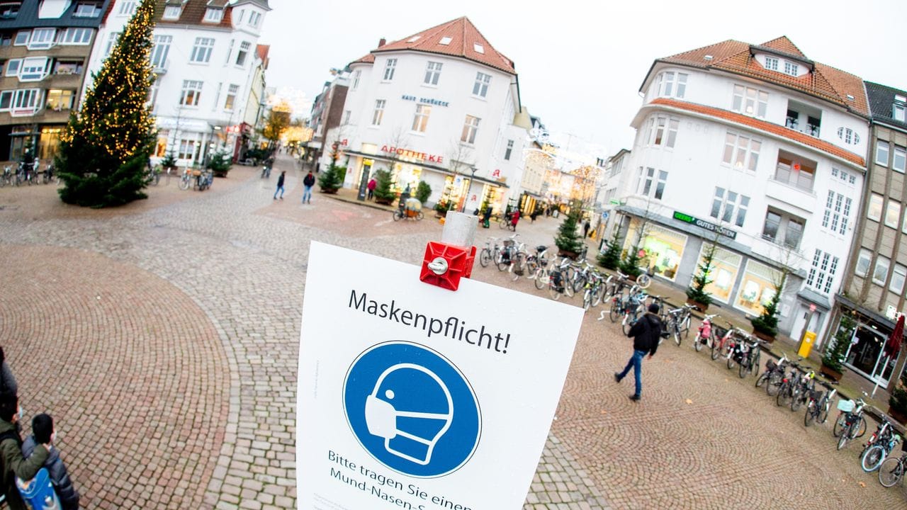 Ein Schild der Stadtverwaltung mit der Aufschrift Maskenpflicht! steht auf dem Julius-Moses-Platz in Oldenburg.