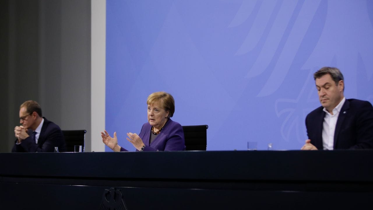 Bundeskanzlerin Merkel (M) spricht bei einer Pressekonferenz nach der Videokonferenz mit den Ministerpräsidenten der Bundesländer.
