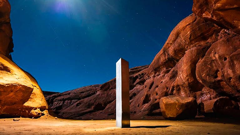 Dreieckig, glänzend, fast vier Meter hoch, stand der Metall-Monolith in einer Wüste aus rotem Gestein im Südosten von Utah in den USA. Nun ist er verschwunden.