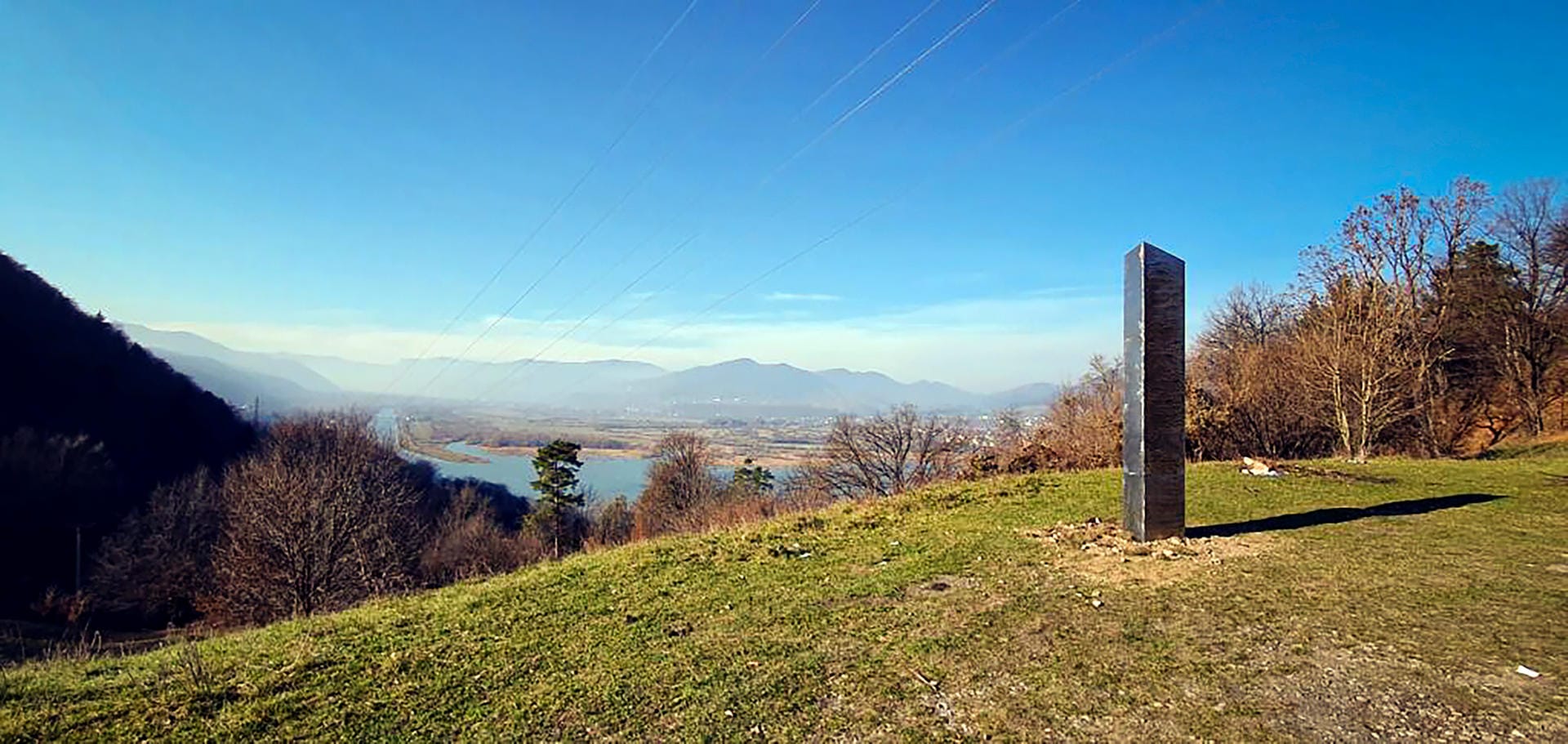 Wenig später tauchte ein Metall-Monolith in Rumänien auf. Er steht auf dem Batca-Doamnei-Hügel außerhalb von Piatra Neamt im Norden des Landes.