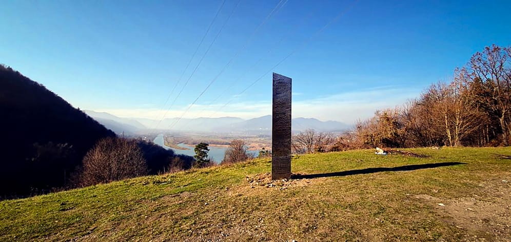 Der Monolith in Rumänien sieht genauso aus wie der, der in den USA verschwunden ist. Dreiseitig, glänzend, fast vier Meter hoch.