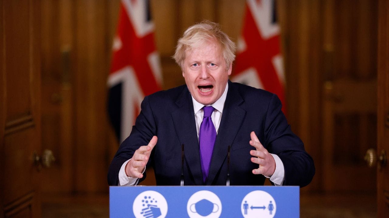 Boris Johnson kündigt an, dass zunächst Bewohner von Pflegeheimen, medizinisches Personal, alte und gesundheitlich gefährdete Menschen geimpft werden.
