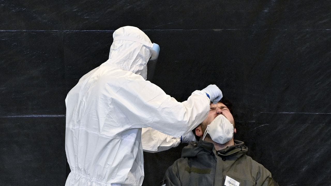 Massentests sollen die Ausbreitung des Coronavirus eindämmen. Massentests sollen die Ausbreitung des Coronavirus eindämmen.